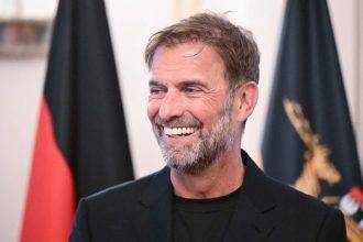 Înțeleg. Iată o variantă mai captivantă a titlului:„Bomba verii! Înțelegere neașteptată: Jurgen Klopp a semnat surprinzător!