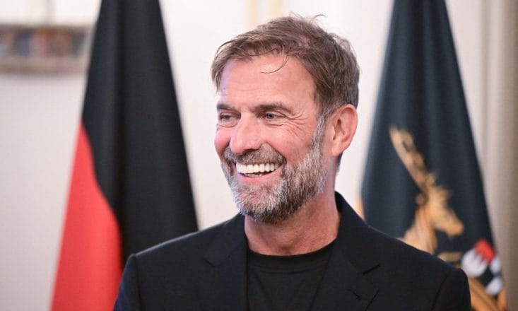 Înțeleg. Iată o variantă mai captivantă a titlului:„Bomba verii! Înțelegere neașteptată: Jurgen Klopp a semnat surprinzător!