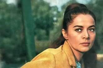 Actrița Hipnotizantă care a Iubit un Coleg Mult Mai Tânăr, Văduvă la 48 de Ani și Plină de Farmec: „Am o Frumusețe Plăcută