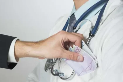 Medic reținut pentru șpagă: Ce sumă a cerut pentru eliberarea unui document esențial