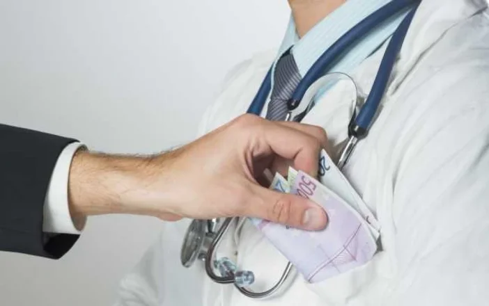 Medic reținut pentru șpagă: Ce sumă a cerut pentru eliberarea unui document esențial Medic reținut pentru șpagă: Ce sumă a cerut pentru eliberarea unui document esențial
