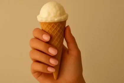„Manichiura cu înghețată” – Trendul spectaculos care va cuceri vara 2025, uită de culorile pastelate!