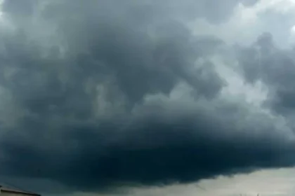 Județele amenințate de ploi torențiale și vijelii: Cod portocaliu și galben activat, precipitații în creștere alarmantă