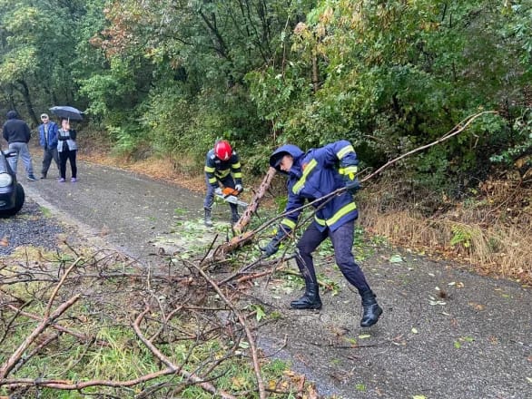 Pompieri din patru județe mobilizați la Vaslui pentru gestionarea situațiilor periculoase cauzate de vremea rea Pompieri din patru județe mobilizați la Vaslui pentru gestionarea situațiilor periculoase cauzate de vremea rea