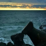 Descoperire șocantă în mare, la Costinești: cadavrul unei femei găsit în zona stabilopozilor