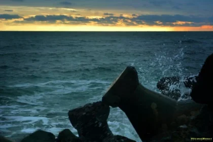 Descoperire șocantă în mare, la Costinești: cadavrul unei femei găsit în zona stabilopozilor