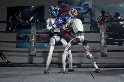 China dă startul primei competiții de luptă între roboți umanoizi controlați de oameni