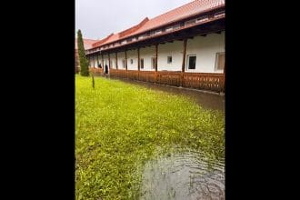 Inundație la căminul de bătrâni din Suceava: ISU intervine pentru evacuarea apei