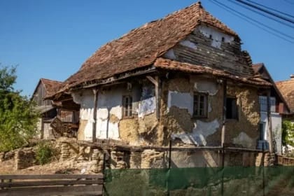 Cuplul care a învins greutățile și a transformat o casă dărăpănată într-un refugiu modern cu saună