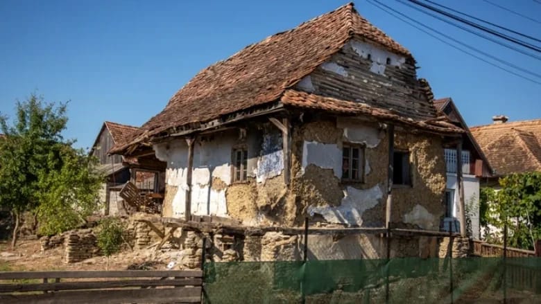 Cuplul care a învins greutățile și a transformat o casă dărăpănată într-un refugiu modern cu saună
