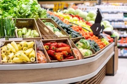 De ce fructele și legumele rămân mereu proaspete în magazine, dar se strică rapid acasă: Secretele supermarketurilor dezvăluite