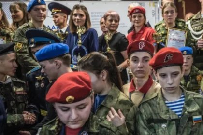 Tinerii ruși îndoctrinați prin literatură pentru a deveni soldați în următorii cinci ani