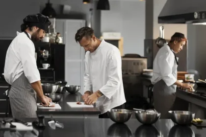 Patron de pe litoral umilește angajații pentru pauzele prea lungi la toalete: „Se crede stăpân peste sclavi