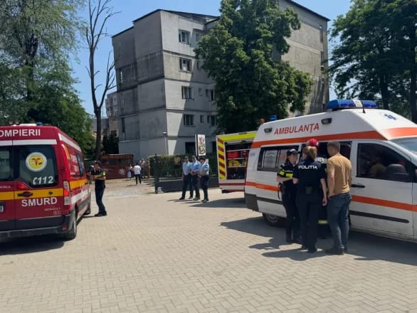 Tavanul unui loc de joacă din Botoșani s-a prăbușit peste copii: Doi minori transportați de urgență la spital, zeci de persoane afectate Tavanul unui loc de joacă din Botoșani s-a prăbușit peste copii: Doi minori transportați de urgență la spital, zeci de persoane afectate