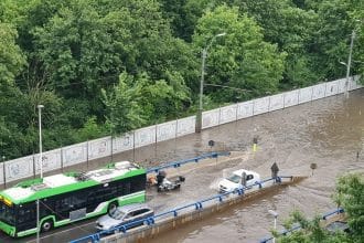 Furtună devastatoare în București și Ilfov: mall inundat, evacuări și două victime luate de viitură