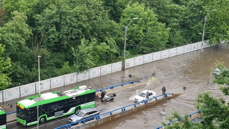 Furtună devastatoare în București și Ilfov: mall inundat, evacuări și două victime luate de viitură
