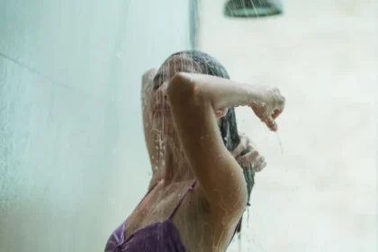 Ce greșeli să eviți după duș pentru o piele sănătoasă pe termen lung, recomandările dermatologilor