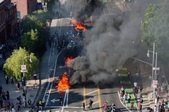 Proteste violente în Los Angeles: Trump susține mobilizarea Gărzii Naționale, peste 60 de arestări