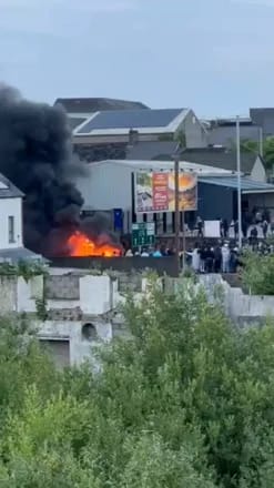 Românii din Irlanda de Nord, prinși în valul violențelor extreme: Case și afaceri în flăcări, teamă și neînțelegere în rândul copiilor