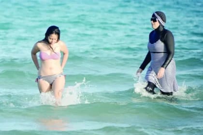 Guvernul islamist din Siria impune burkini pe plajă femeilor, dar permite bikini în cluburile și hotelurile de lux