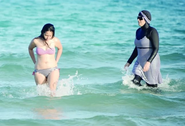 Guvernul islamist din Siria impune burkini pe plajă femeilor, dar permite bikini în cluburile și hotelurile de lux
