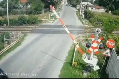 Șofer inconștient pune în pericol siguranța ocolind bariera coborâtă la trecerea la nivel cu calea ferată. Cum a fost sancționat