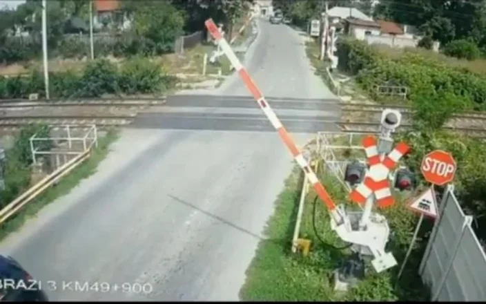 Șofer inconștient pune în pericol siguranța ocolind bariera coborâtă la trecerea la nivel cu calea ferată. Cum a fost sancționat Șofer inconștient pune în pericol siguranța ocolind bariera coborâtă la trecerea la nivel cu calea ferată. Cum a fost sancționat