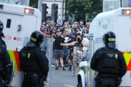 Ballymena în flăcări: Revolta anti-imigrație izbucnește în Irlanda de Nord după acuzațiile aduse a doi minori români