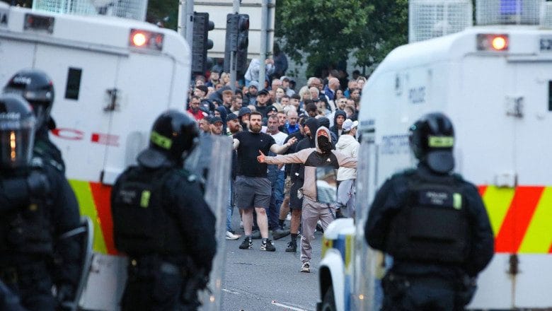 Ballymena în flăcări: Revolta anti-imigrație izbucnește în Irlanda de Nord după acuzațiile aduse a doi minori români Ballymena în flăcări: Revolta anti-imigrație izbucnește în Irlanda de Nord după acuzațiile aduse a doi minori români