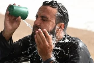 8 sfaturi esențiale pentru a te proteja în timpul caniculei