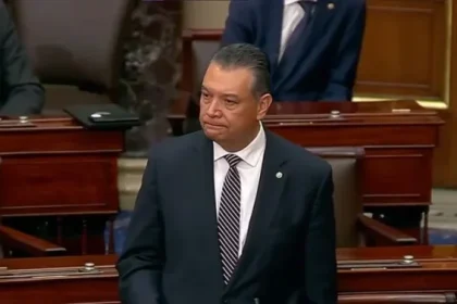 Senator american, copleșit de emoție după arestare pentru o simplă întrebare: „Mă rog să nu trăiți niciodată așa ceva