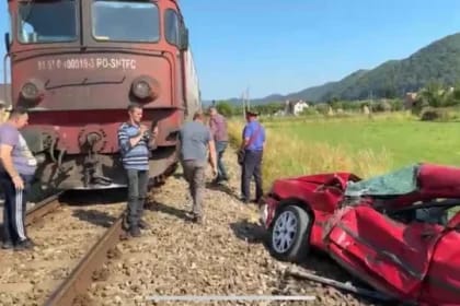 „Tânăra șoferiță de 19 ani scapă ca prin minune după ce mașina i se oprește pe calea ferată!