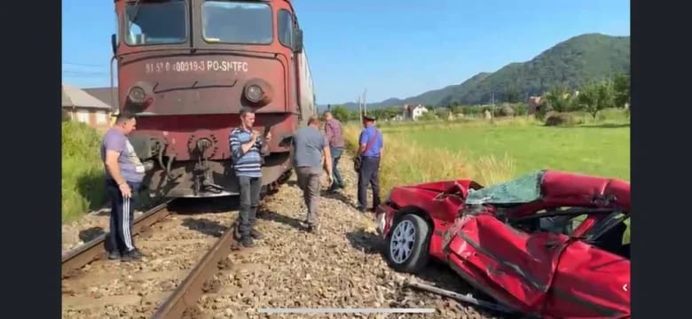 „Tânăra șoferiță de 19 ani scapă ca prin minune după ce mașina i se oprește pe calea ferată!