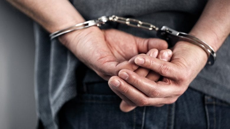 Bărbat din Craiova arestat pentru agresiune asupra soţiei şi nerespectarea ordinului de protecţie; a fost găsit cu pistol la domiciliu