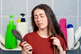 Obiceiuri zilnice care duc rapid la căderea părului și probleme ale scalpului fără să observi