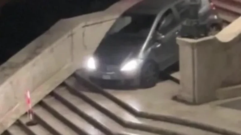 Bărbat de 81 de ani provoacă haos pe Treptele Spaniole din Roma: Ce motiv a oferit polițiștilor Bărbat de 81 de ani provoacă haos pe Treptele Spaniole din Roma: Ce motiv a oferit polițiștilor