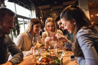 Ieșiri mai rare, așteptări crescute: Transformarea relației românilor cu restaurantele