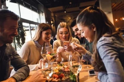 Ieșiri mai rare, așteptări crescute: Transformarea relației românilor cu restaurantele