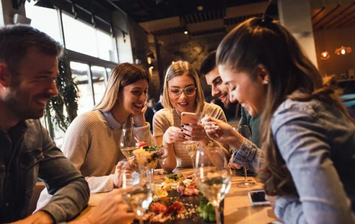 Ieșiri mai rare, așteptări crescute: Transformarea relației românilor cu restaurantele Ieșiri mai rare, așteptări crescute: Transformarea relației românilor cu restaurantele