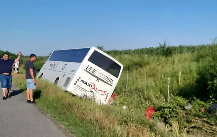 Tragedie pe autostrada A2: Autocar răsturnat, cinci victime și un posibil deces; Planul Roșu de Intervenție activat Tragedie pe autostrada A2: Autocar răsturnat, cinci victime și un posibil deces; Planul Roșu de Intervenție activat