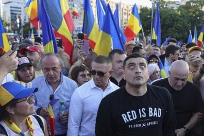 George Simion și sute de protestatari au ieșit în stradă la Piața Victoriei împotriva austerității; manifestații AUR și în alte orașe