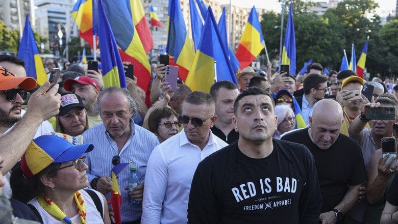 George Simion și sute de protestatari au ieșit în stradă la Piața Victoriei împotriva austerității; manifestații AUR și în alte orașe