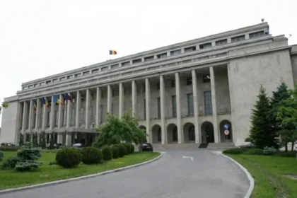 Protest în stradă înainte de ședința decisivă privind tăierea sporurilor propusă de Bolojan