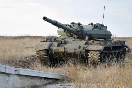 Rusia reintroduce în luptă tancuri învechite T-62, semn al epuizării resurselor în războiul din Ucraina