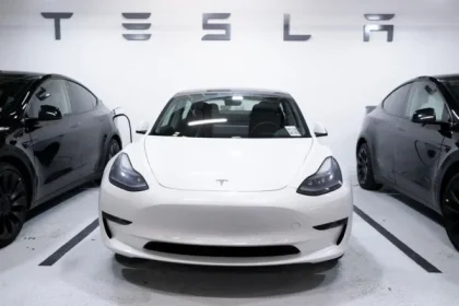Prima mașină complet autonomă Tesla a parcurs singură drumul de la fabrică până la client