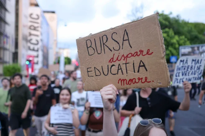 Studenții protestează în București împotriva tăierilor anunțate de Guvern: „Nu din burse faceți averi