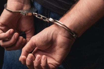 Doi bărbați au înșelat mai multe magazine din Craiova prin metoda „șmen”: Descoperă cum au făcut-o