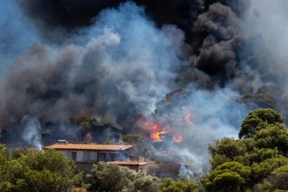 Incendii violente de vegetație amenință Atena și Sicilia: Intervenții dramatice ale pompierilor eleni