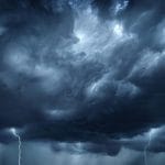 Furtuni violente lovesc țara: O persoană prinsă sub copacul doborât la Timișoara, acoperișuri distruse în Reșița