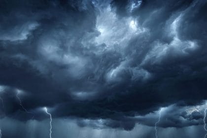 Furtuni violente lovesc țara: O persoană prinsă sub copacul doborât la Timișoara, acoperișuri distruse în Reșița